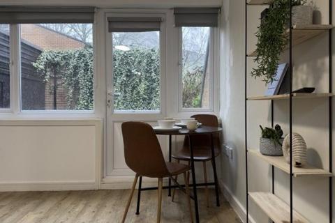 1 bedroom in a house share to rent, The Groves