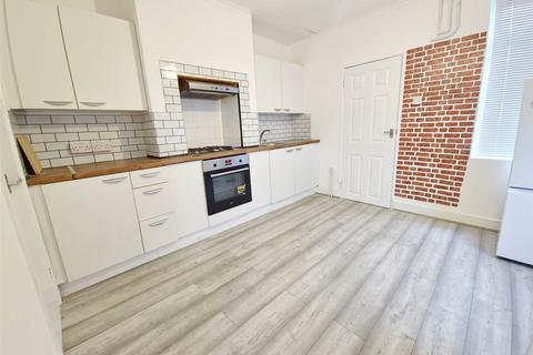 3 bedroom semi-detached house to rent, Birkbeck Road, Romford, RM7