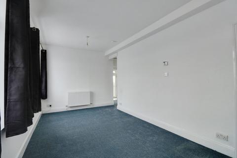 2 bedroom flat to rent, London Road, Leigh-on-sea, SS9