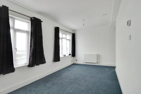 2 bedroom flat to rent, London Road, Leigh-on-sea, SS9