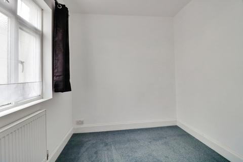 2 bedroom flat to rent, London Road, Leigh-on-sea, SS9