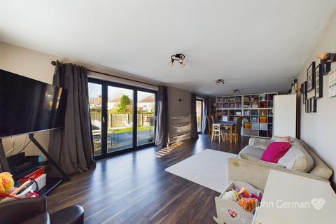 8 Henhurst Ridge, Burton-on-trent, DE13 9TQ