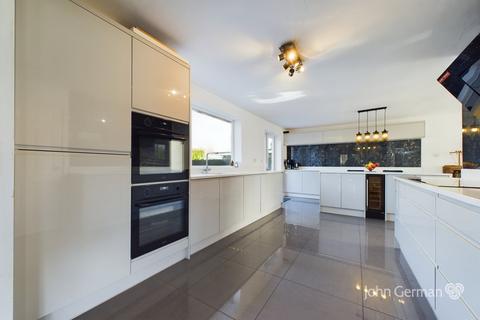 8 Henhurst Ridge, Burton-on-trent, DE13 9TQ