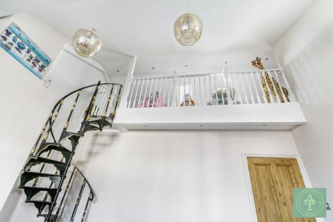 2 bedroom flat for sale, Radcliffe Road, N21