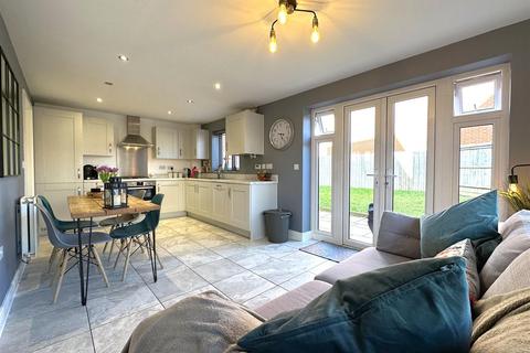 4 bedroom detached house for sale, Spinners Way, Middlebeck, Newark