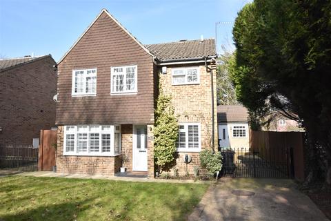 4 bedroom detached house for sale, Beauclare Close, Leatherhead KT22