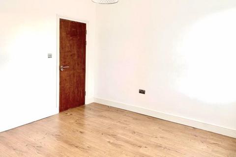 2 bedroom ground floor flat to rent, Forest Drive East, London E11