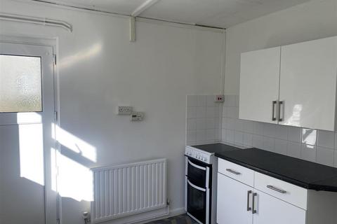 2 bedroom flat to rent, Chywoone Avenue, Newlyn TR18