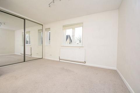 3 bedroom terraced house to rent, Stonebanks, Walton-On-Thames