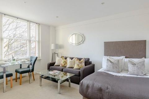 Studio to rent, Hill Street, Mayfair