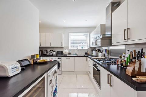 4 bedroom apartment to rent, Gay Close, London, NW2