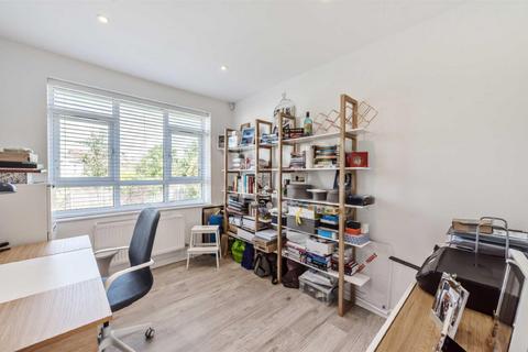 4 bedroom apartment to rent, Gay Close, London, NW2