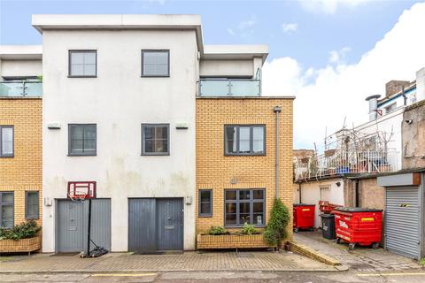 21 Paddock Gardens, London, SE19 3SB