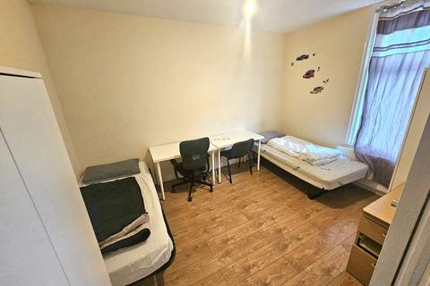 3 bedroom flat to rent, Albert Road, Levenshulme, Manchester, M19