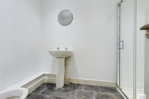 2 bedroom penthouse to rent, Queen Street, Kent CT11