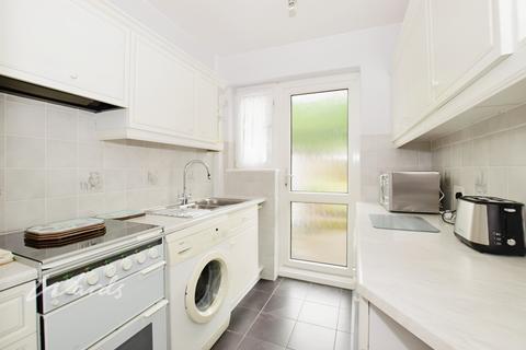 3 bedroom terraced house to rent, Woodbrook Road East Wickham SE2