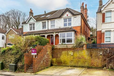 5 bedroom semi-detached house to rent, Croydon Road, Caterham