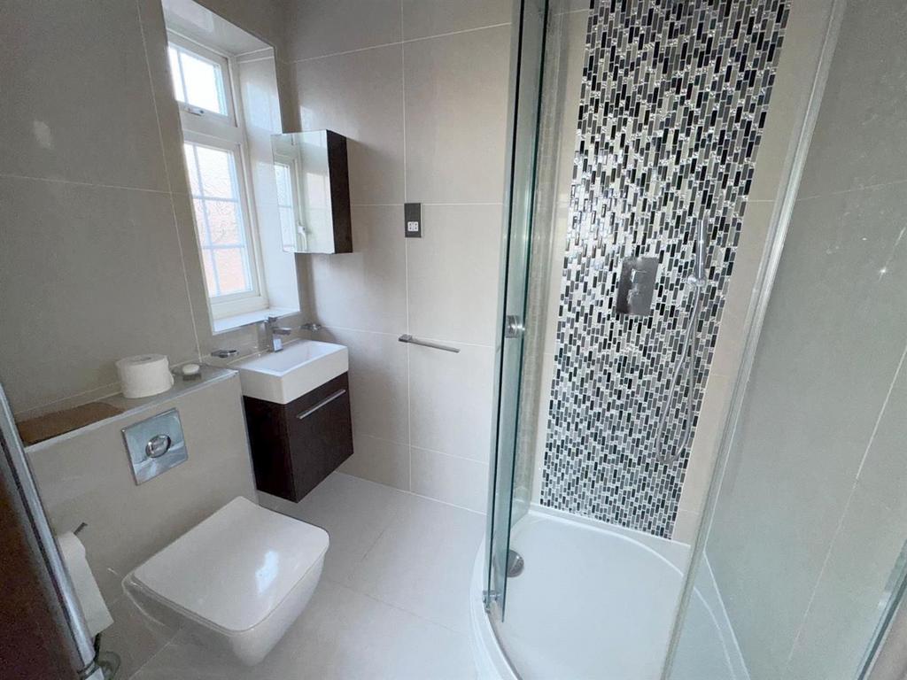 En-suite to Bed 4.jpeg