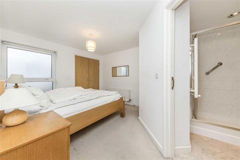 2 bedroom flat to rent, Meadowcourt Road, London SE3