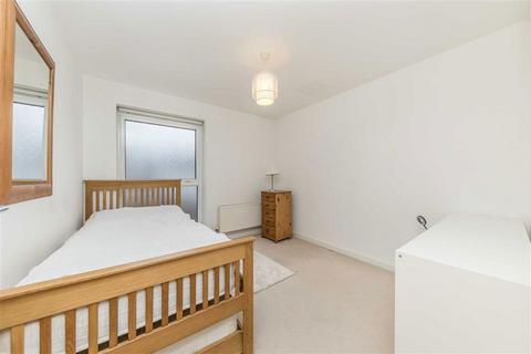 2 bedroom flat to rent, Meadowcourt Road, London SE3