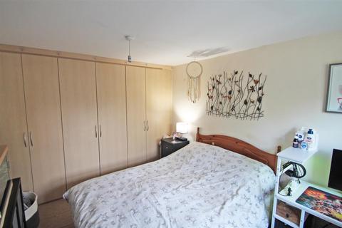7 Abrahams Close, Bedford, MK40 3EJ