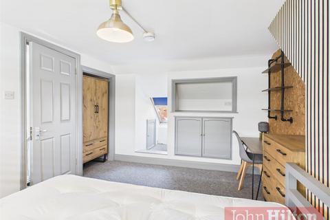6 bedroom semi-detached house to rent, Lower Bevendean Avenue, Brighton