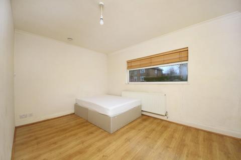 3 bedroom semi-detached bungalow to rent, Highfield Road, W3