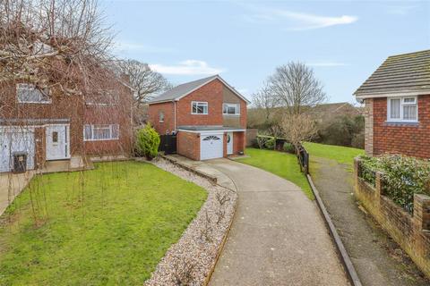 8 Arran Close, Hailsham, BN27 3DZ