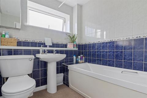 8 Arran Close, Hailsham, BN27 3DZ