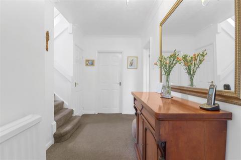 8 Arran Close, Hailsham, BN27 3DZ