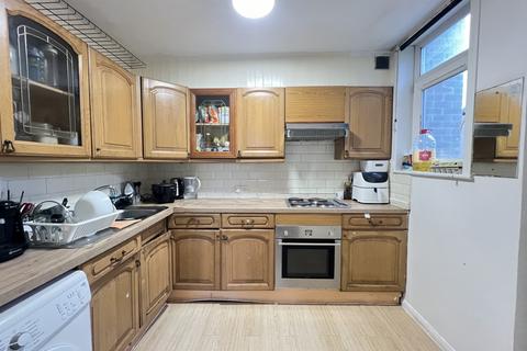 2 bedroom flat to rent, Perry Hill, London SE6