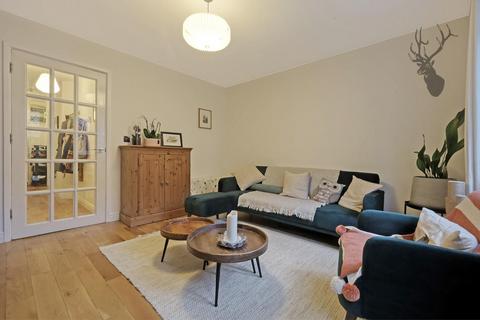 5 Shaw Crescent, London, E14 7BF