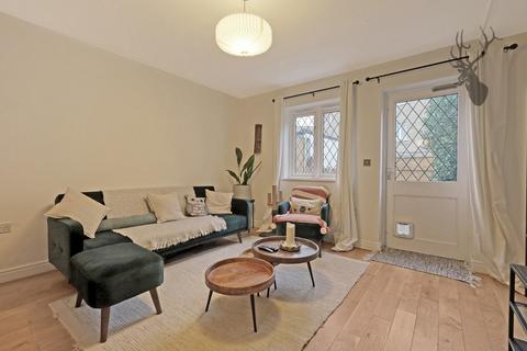 5 Shaw Crescent, London, E14 7BF