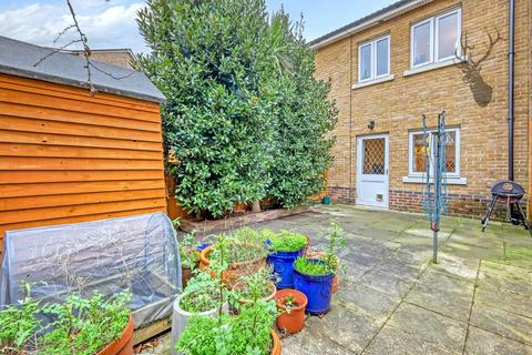 5 Shaw Crescent, London, E14 7BF
