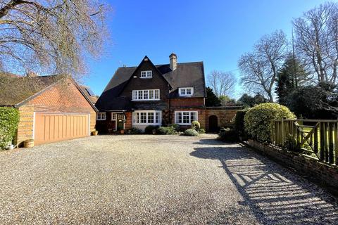 Herons Croft How Lane, Chipstead, Coulsdon, CR5 3LT