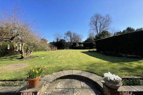 Herons Croft How Lane, Chipstead, Coulsdon, CR5 3LT