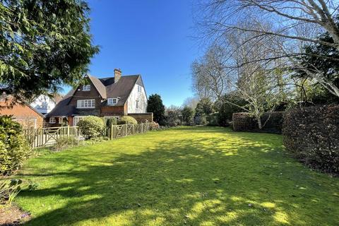 Herons Croft How Lane, Chipstead, Coulsdon, CR5 3LT