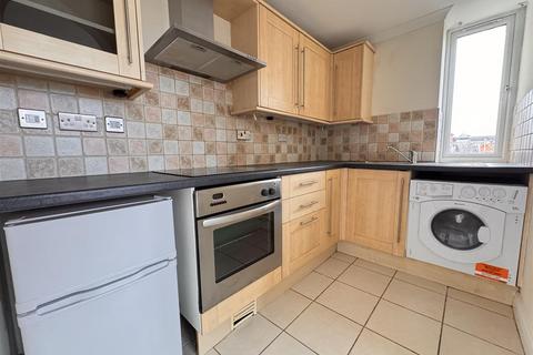 2 bedroom flat to rent, Clarence Street, Swindon SN1