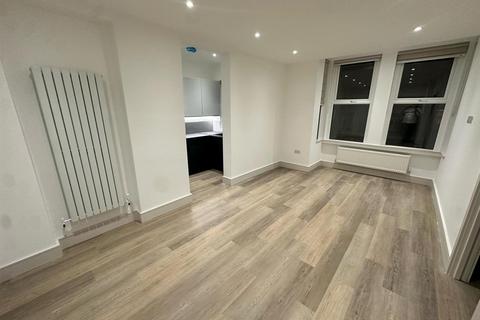 3 bedroom flat to rent, Station Road, Hendon