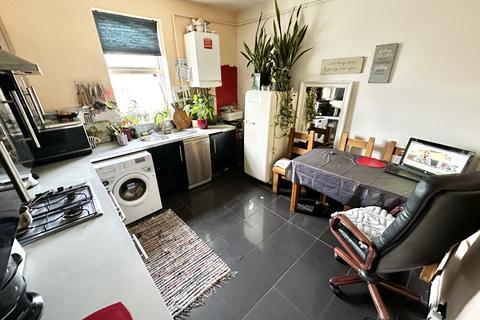 3 bedroom maisonette for sale, Hornsey Park Road, Haringey, London. N8