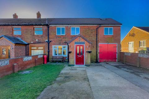 4 bedroom end of terrace house for sale, Woodfield Avenue, Batley