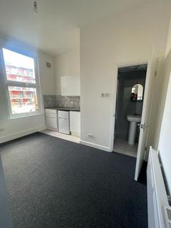 Studio to rent, Bodney Road, London E8