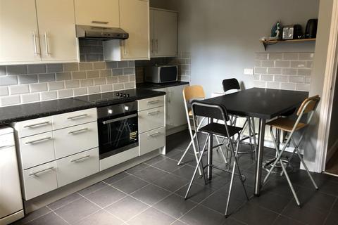 Ridgeway Terrace, Woodhouse, Leeds, LS6 2HU