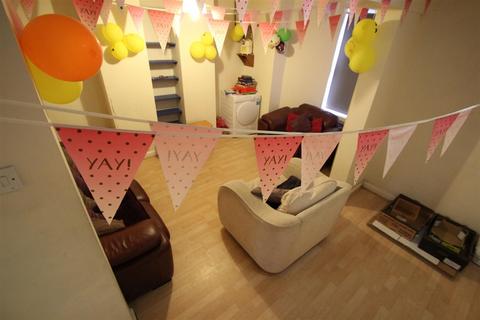 6 bedroom terraced house to rent, Ridgeway Terrace, Woodhouse, Leeds, LS6 2HU