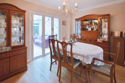 4 bedroom detached house for sale, Weatherbury Road, Gillingham