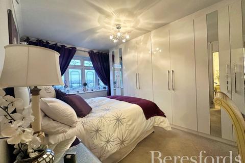 329 Upper Rainham Road, Hornchurch, RM12 4DB