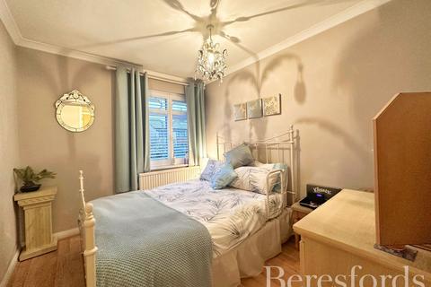 329 Upper Rainham Road, Hornchurch, RM12 4DB