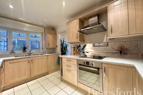 329 Upper Rainham Road, Hornchurch, RM12 4DB
