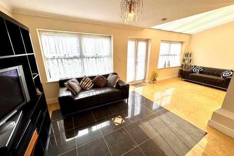 5 bedroom detached house to rent, Compton Avenue, Wembley