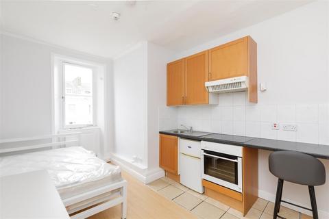 Studio to rent, St Georges Drive, London SW1V